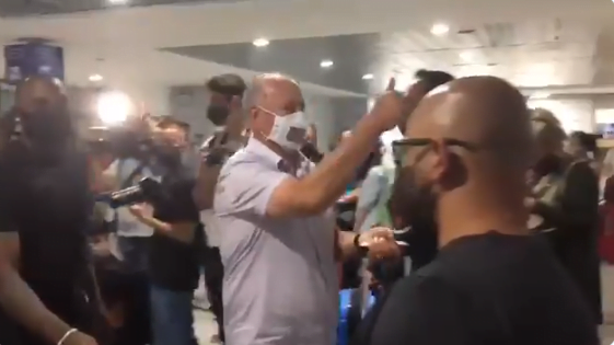 Felipão aparece em aeroporto enquanto torcedores colorados aguardavam Abel; assista Felipão