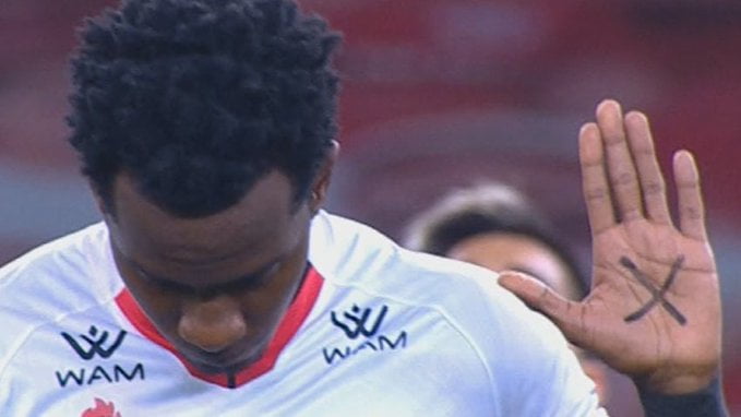 Atacante do Atlético-GO viraliza ao protestar contra absolvição de acusado por estupro: "Tenho esposa, sobrinha" Hyuri