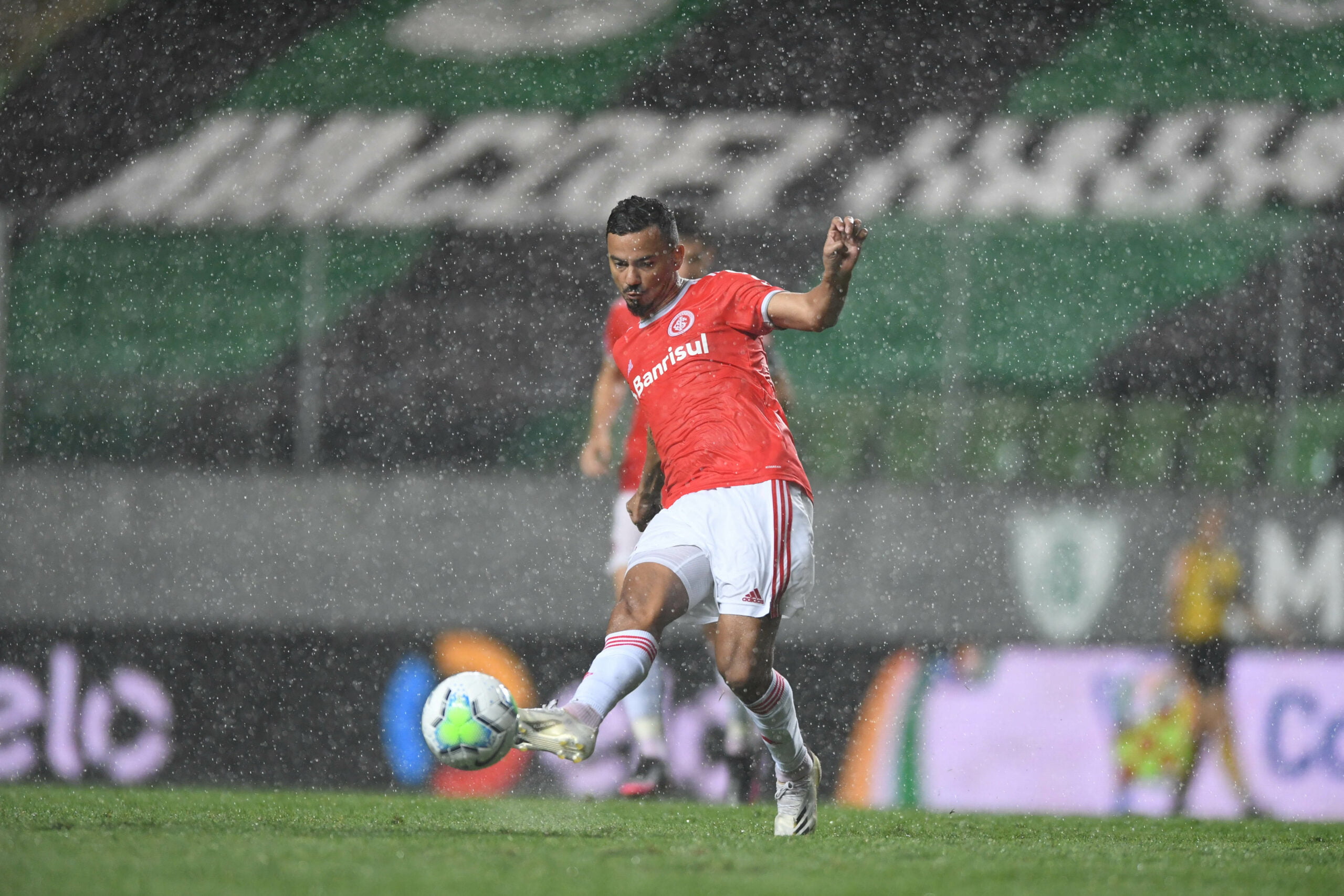 Irritado, Lindoso tenta invadir área destinada aos jogadores do América-MG após queda do Inter Lindoso