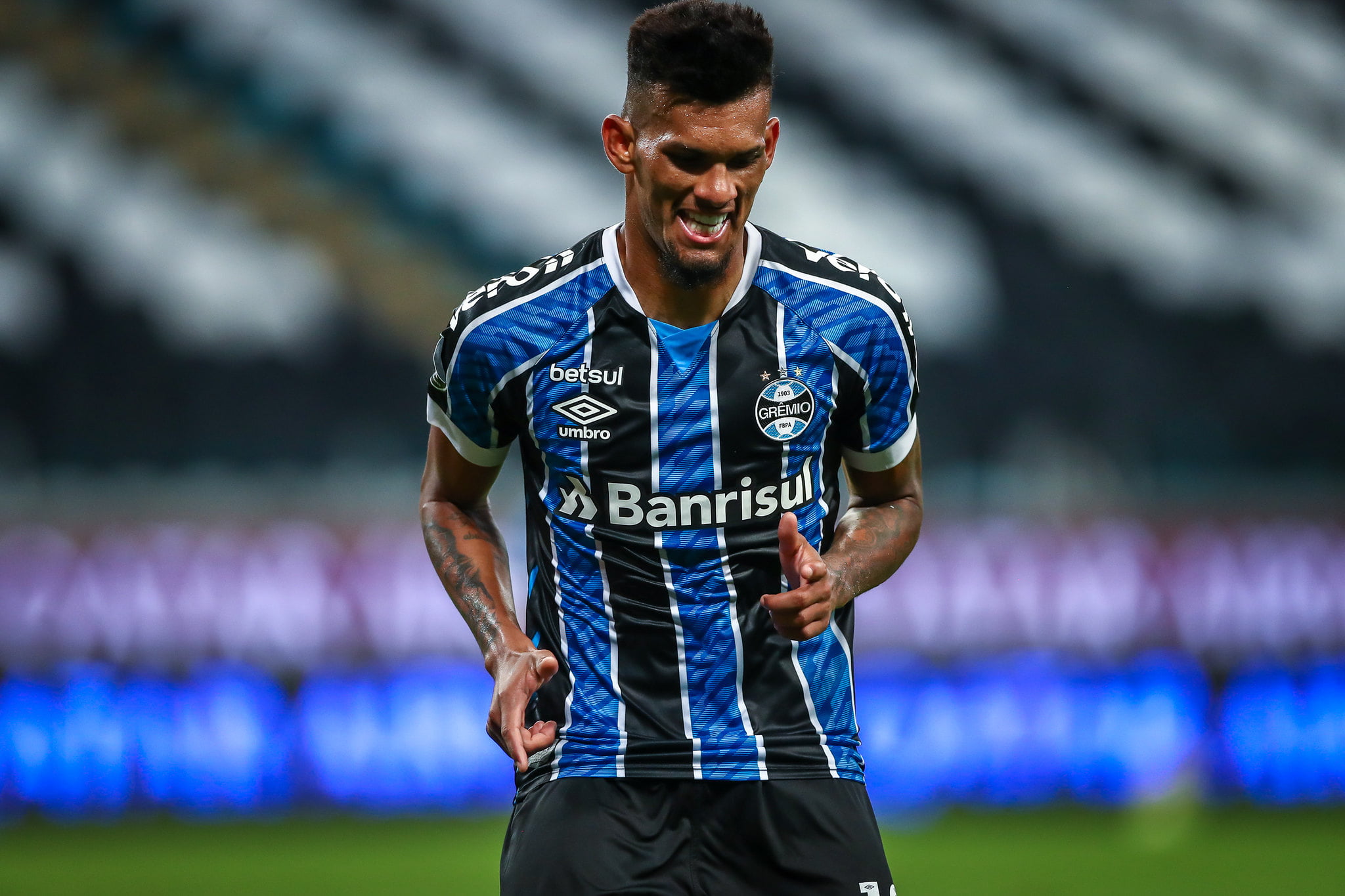 Arrancada e gol de "Tonhão" geram brincadeira de lateral do Grêmio: "Será que o Bolt chega perto nos 100m?" Rodrigues
