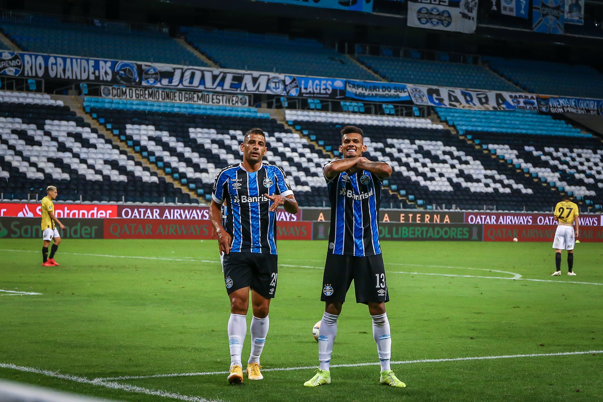 Rodrigues marca o 2° gol na Libertadores, arranca sorriso de Renato e cutuca: "Tudo normal no RS" Rodrigues