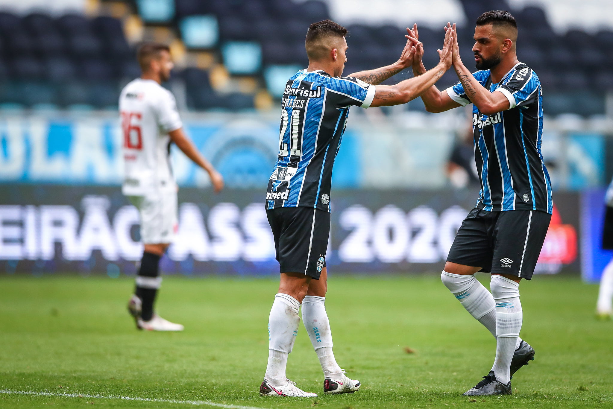 Pinares aprova como titular, marca golaço na Arena e agradece gremistas: "Muito contente" Pinares
