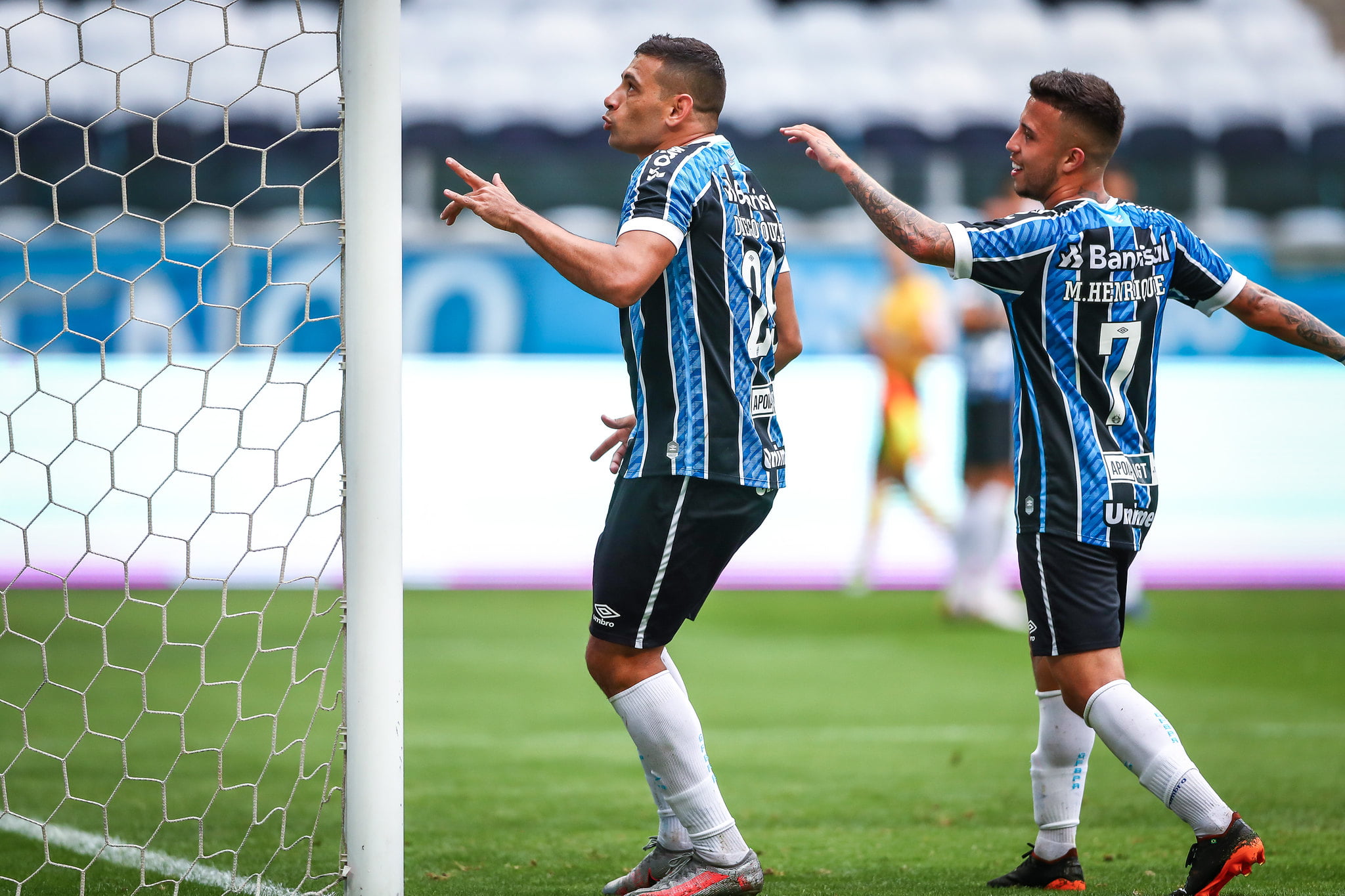 Jornalista que chamou de "absurda" a contratação de Diego Souza doará cesta básica a cada gol do centroavante Diego Souza