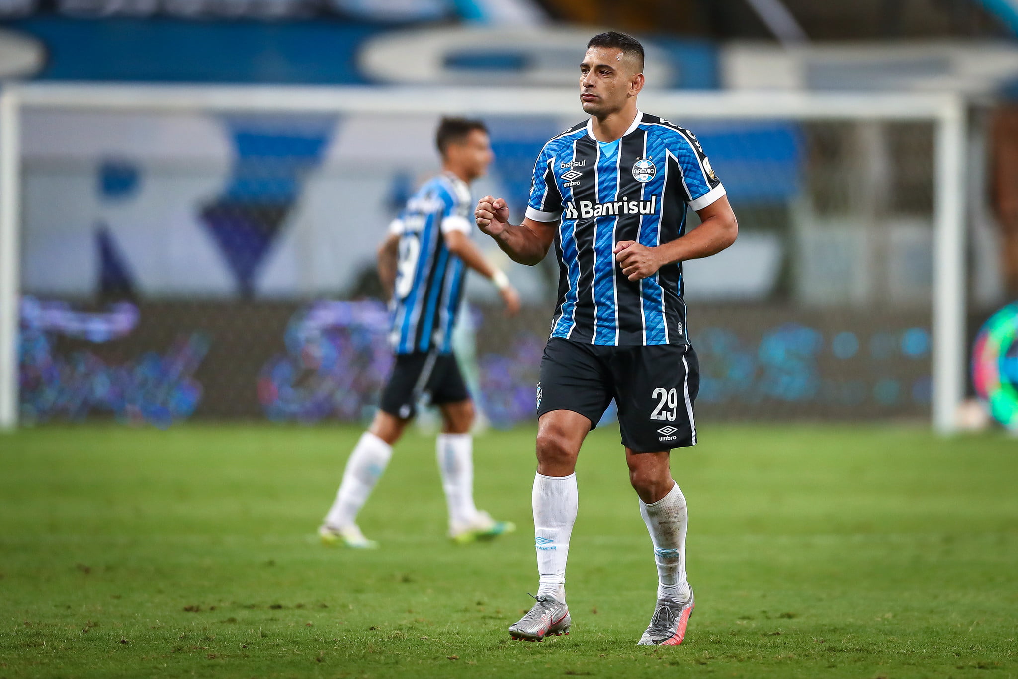 Jornalista entende que eventual saída de Diego Souza seria uma "solução" para o time do Grêmio Diego Souza