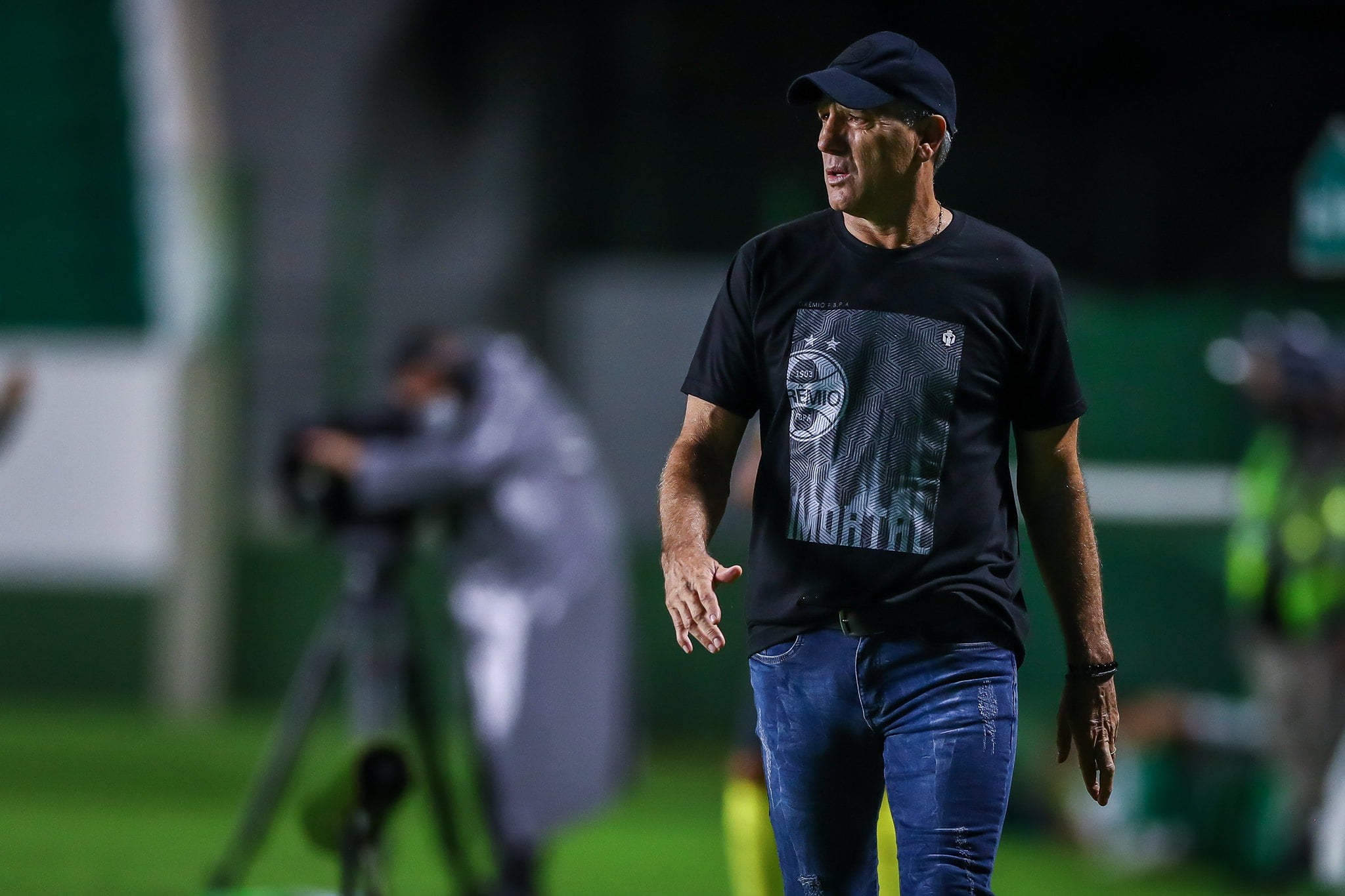 Renato aprova atuação, desconversa sobre Jean Pyerre e brinca com repórter: "Você é auxiliar do Cuca?" Renato