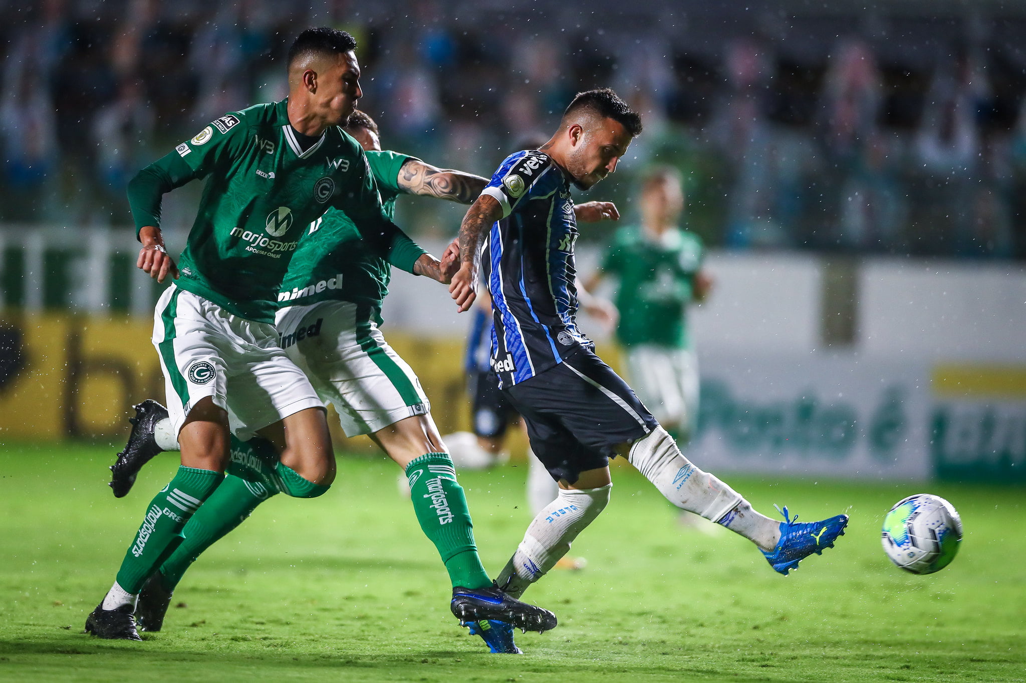 Dirigente do Grêmio protesta por pênalti não dado em Matheus Henrique: "Falta por cima e por baixo" Grêmio