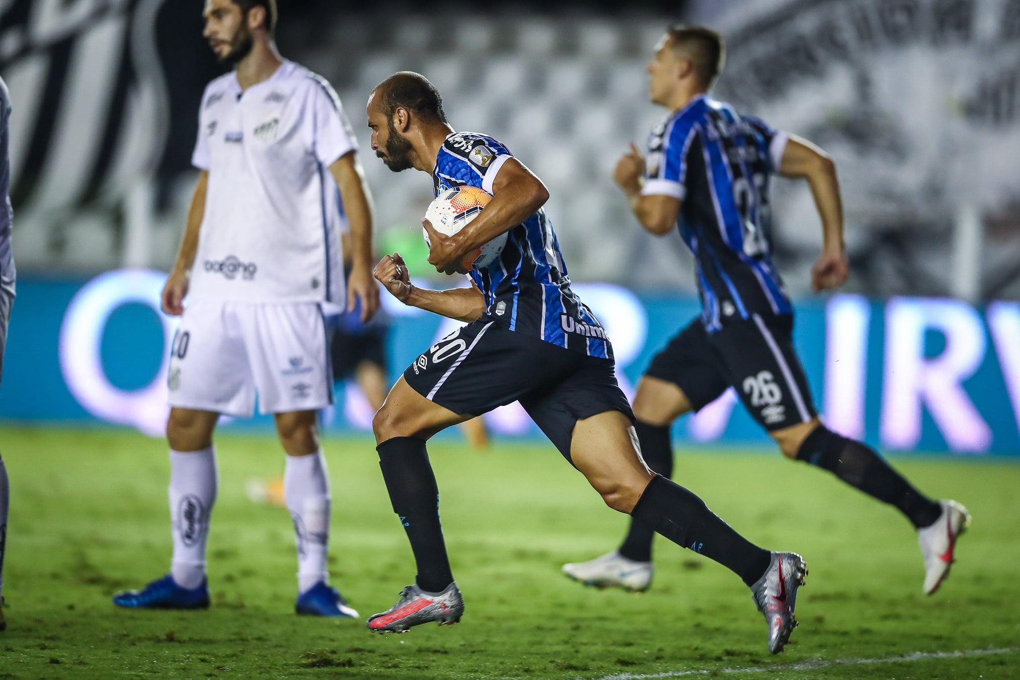 Dirigente do Grêmio pede desculpas à torcida e diz que "dor" na Vila Belmiro foi maior que no Maracanã em 2019 Grêmio