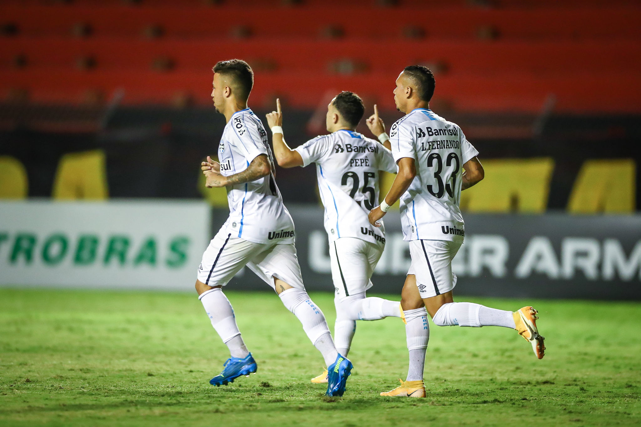 Dirigente do Grêmio diz ter orgulho do elenco e lembra calendário cheio: "Alguns clubes só disputam o Brasileirão" Grêmio
