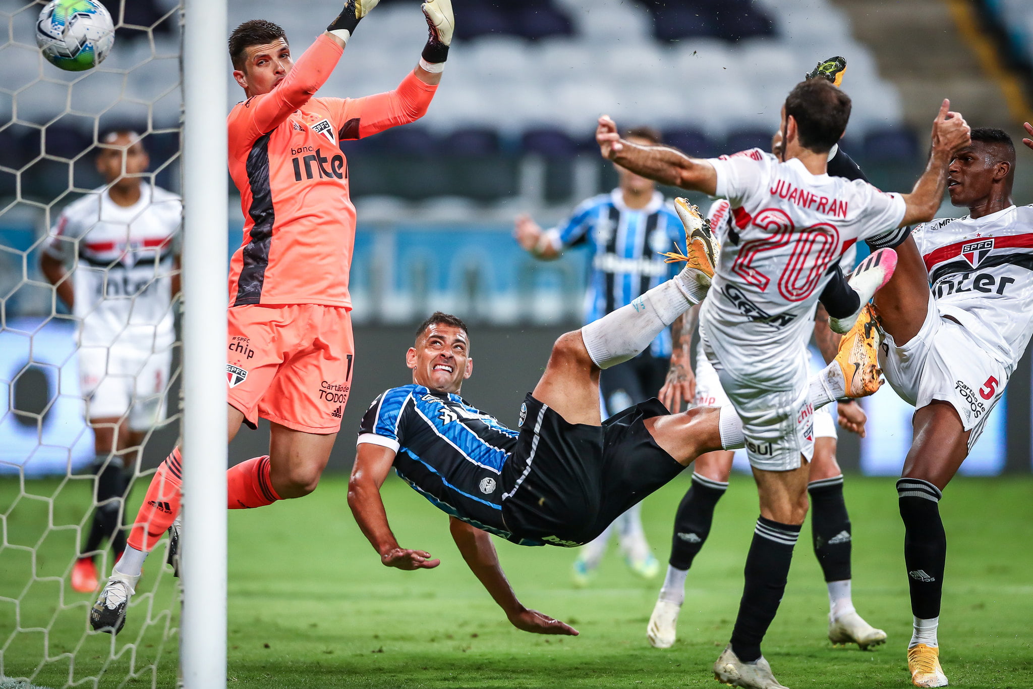 No papel: veja as escalações confirmadas de Grêmio e São Paulo para a partida no Morumbi Grêmio