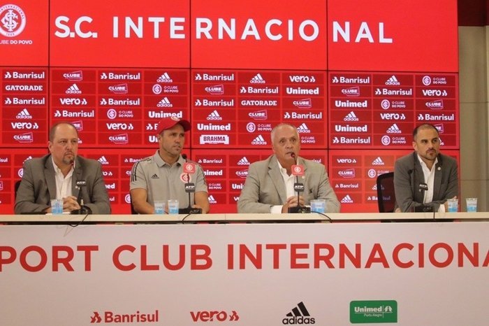 Em nova entrevista, Medeiros nega ter faltado respaldo da direção a Coudet: "Posso tirar a máscara para rir?" Coudet