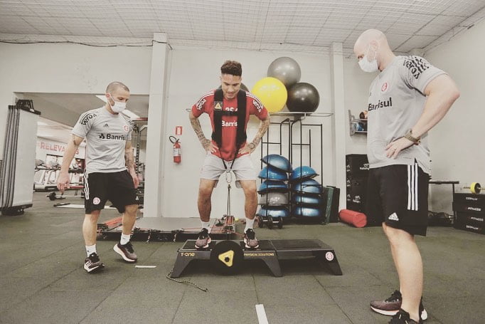 Guerrero posta foto tratando com profissionais do Inter e recebe recados de D'Ale e Damião: "Voltará voando" Guerrero