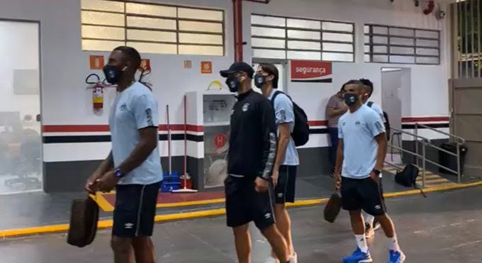Geromel encantou Renato ao pedir para viajar com o grupo no mesmo dia que se lesionou Geromel
