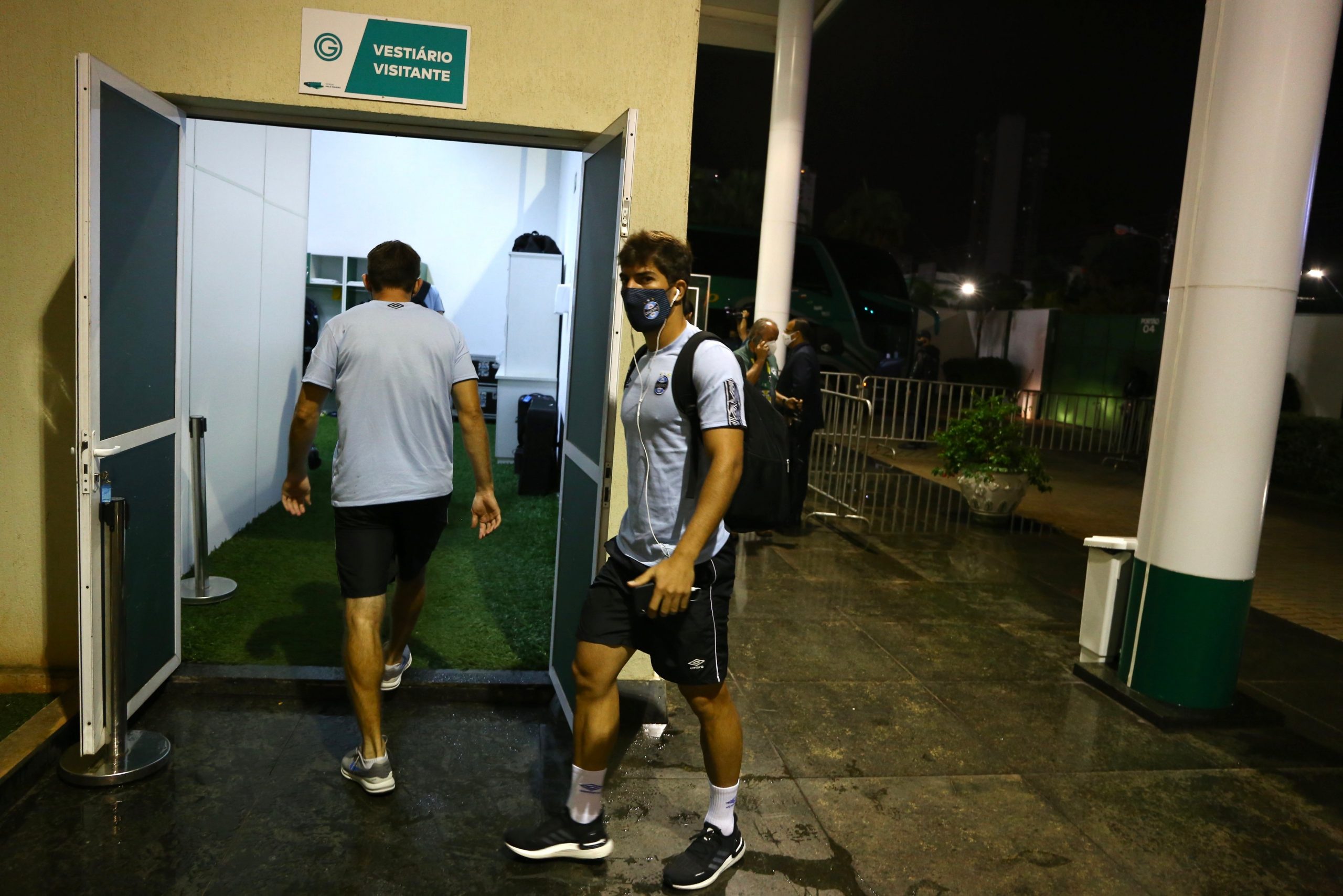 Sequência para Kannemann, três volantes e ataque modificado: a escalação confirmada do Grêmio contra o Goiás Grêmio