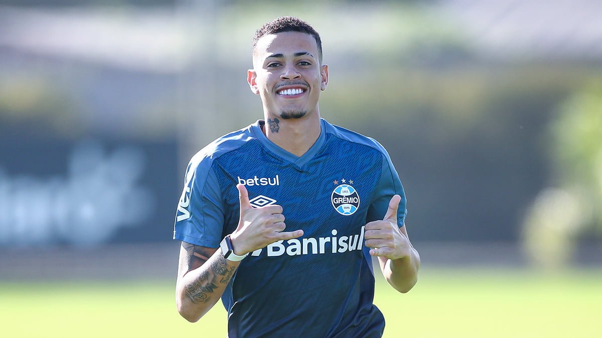 Cobrado por Renato, Patrick faz jornada dupla em Goiânia e resume sentimento após nova chance no Grêmio Patrick