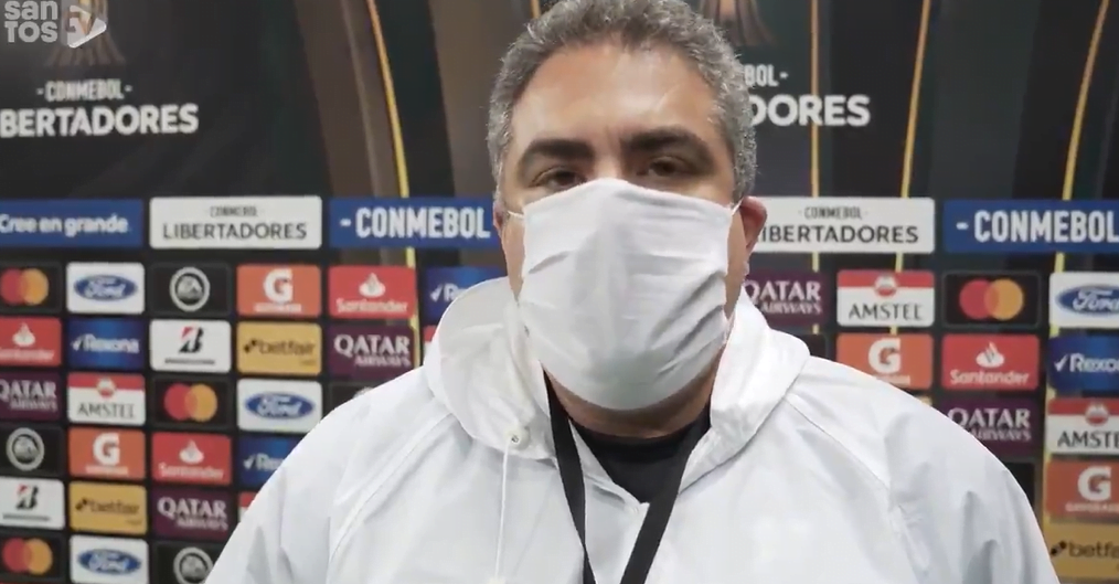 Kaio Jorge diz que "meteram a mão" no Santos, e Rollo chama juiz de trapalhão: "Sou favorável a terminar com o VAR" Santos