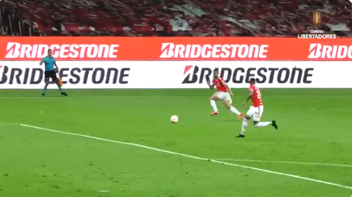 Deixa que eu deixo? Câmera na linha de fundo mostra Uendel e Zé Gabriel se atrapalhando em gol do Boca Uendel