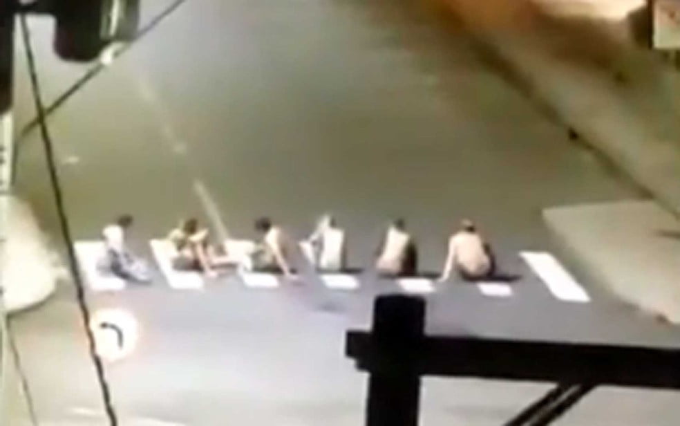 Ex-atacante do Inter se deitou no chão da cozinha de casa com medo de mega-assalto em Criciúma: "Tremeu o edifício" Criciúma