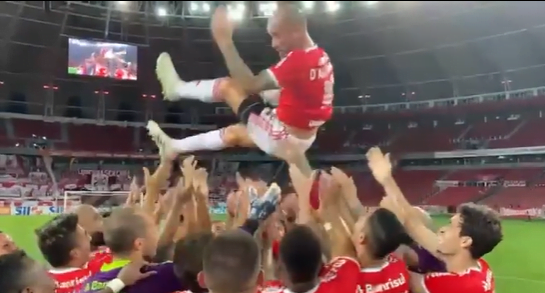 Jogadores cantam música da torcida, jogam D'Ale pra cima e meia chora muito na despedida: "Obrigado por tudo" D'Alessandro