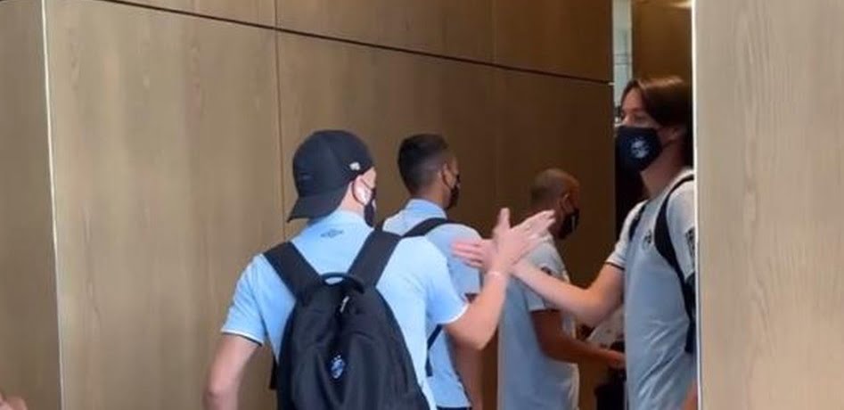 Pode jogar? Entenda a situação de Geromel, "entregue" em postagem oficial do Grêmio na web Geromel
