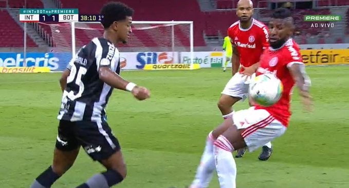 Mão de Rodinei na bola passa ilesa, e botafoguenses detonam comentarista do SporTV: "Ela é inacreditável" Rodinei