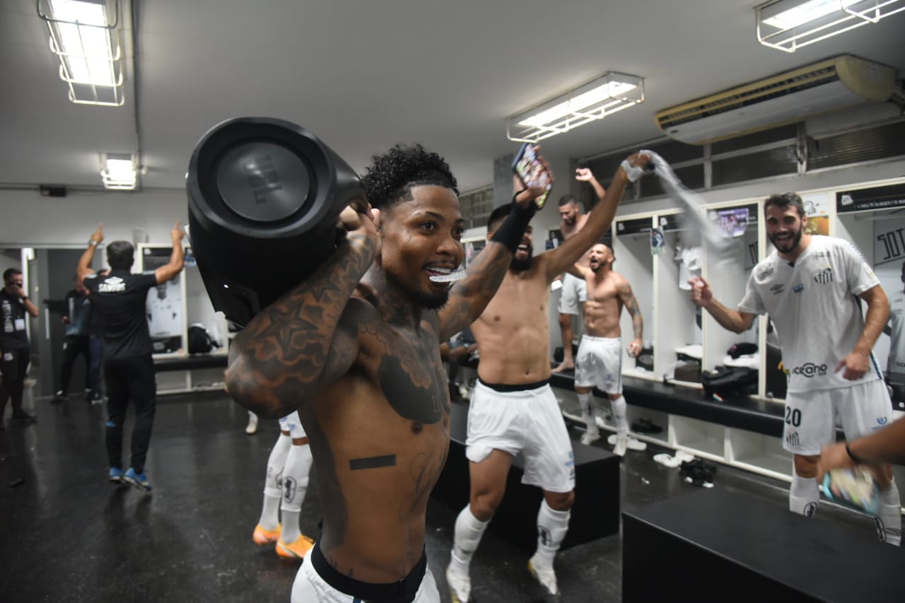 Santos aplica 4x1, se classifica na Vila e usa o Twitter para cutucar Grêmio e Renato Portaluppi Santos