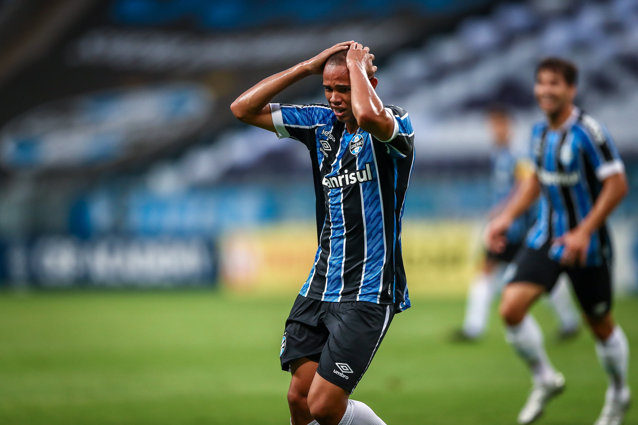 Renato aposta em grande futuro, mas mantém preocupação envolvendo o jovem lateral Vanderson Vanderson