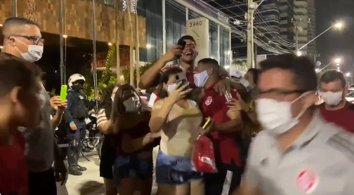 Não é só futebol: vídeo mostra a imensa alegria dos familiares de Caio Vidal ao encontrá-lo após o jogo Caio Vidal