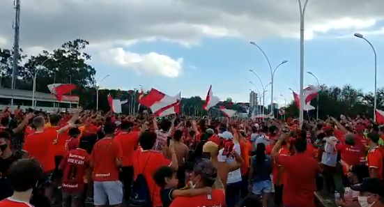 VÍDEOS - Torcida do Inter comparece no último treino antes do Gre-Nal e faz festa nos arredores do Beira-Rio Inter