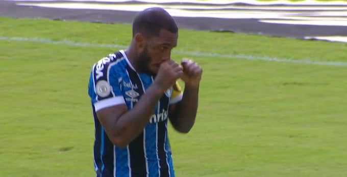 Paulo Miranda marca belo gol de cabeça e comemora no estilo boxeador; veja os "golpes" Paulo Miranda