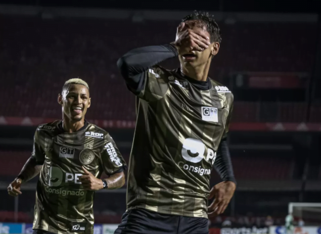 Sarrafiore evita falar do Inter pós-gol, mas lateral colorado publica agradecimento: "Obrigado" Sarrafiore