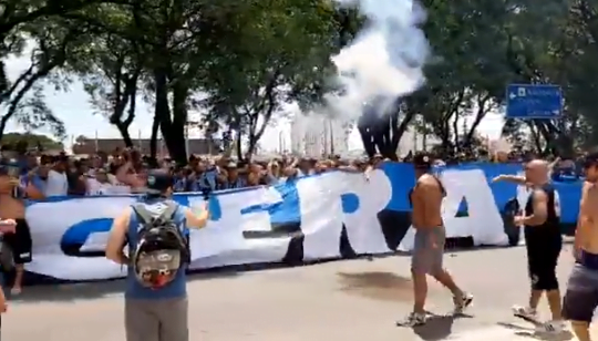 VÍDEOS - Torcida gremista faz festa na concentração e dá último incentivo ao time antes do Gre-Nal Grêmio