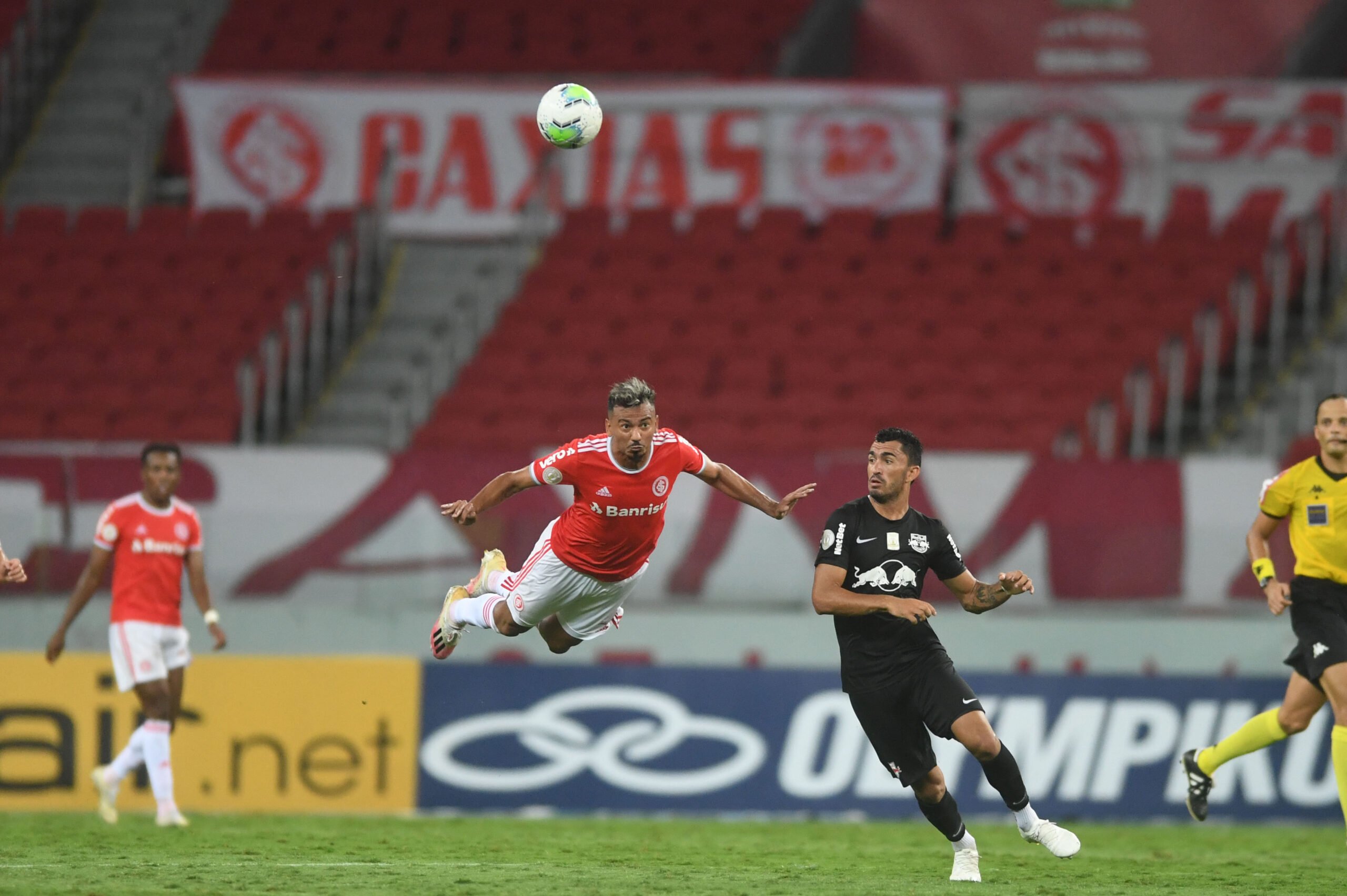 Elogiado e já escalado por Abel, Lindoso brinca com vitória do Inter nas redes sociais: "Decolou" Lindoso