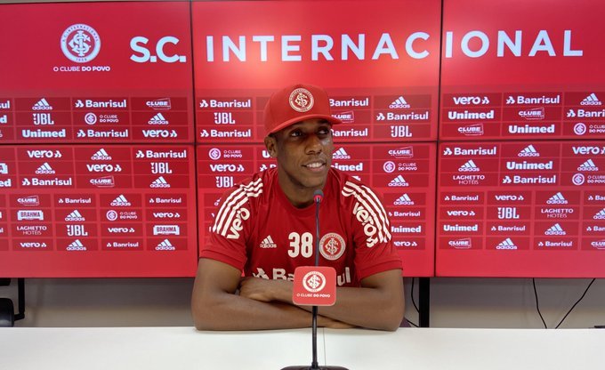 Moisés poderá jogar? Presidente do Inter "dribla" jornalistas em pergunta sobre a condição física do lateral-esquerdo Moisés