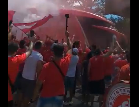 Com Galhardo, Inter embarca para o Rio de Janeiro com festa de sua torcida; veja vídeo Inter