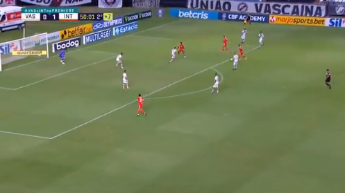 Por que parou? Jogador do Vasco desiste de correr em lance de gol de Galhardo e revolta a torcida Léo GIl