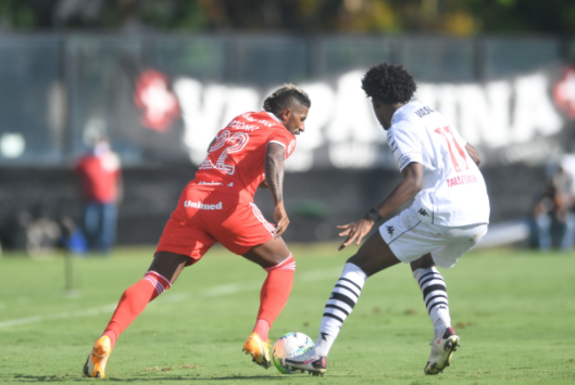 Inter vê Rodinei como jogador "bastante importante" e não descarta tentar permanência: "Vamos seguir analisando" Rodinei