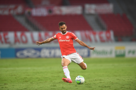 Jornalista cita erros e condena temporada do lateral-esquerdo Uendel: "Fez um estrago gigantesco no Inter" Uendel