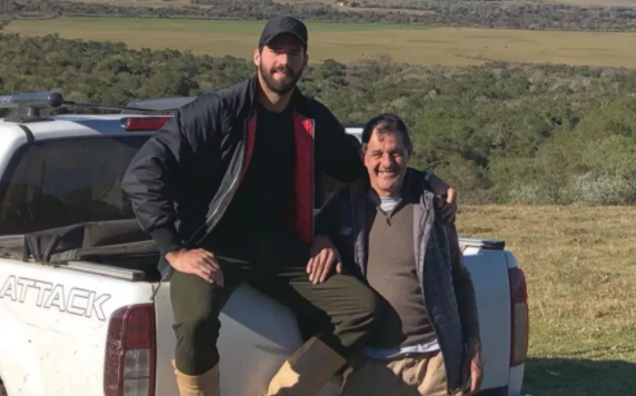 Inter fala em "muita tristeza" após morte de pai de Alisson e Muriel; presidente do clube também se manifesta Alisson