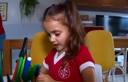 Pequena colorada de 4 anos viraliza ao narrar gol de Cuesta e ganha mensagem do zagueiro; assista Cuesta