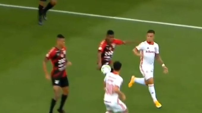 Ex-zagueiro do Inter usa o Twitter para esbravejar contra a arbitragem na Arena da Baixada: "Passaram a mão" Pênalti