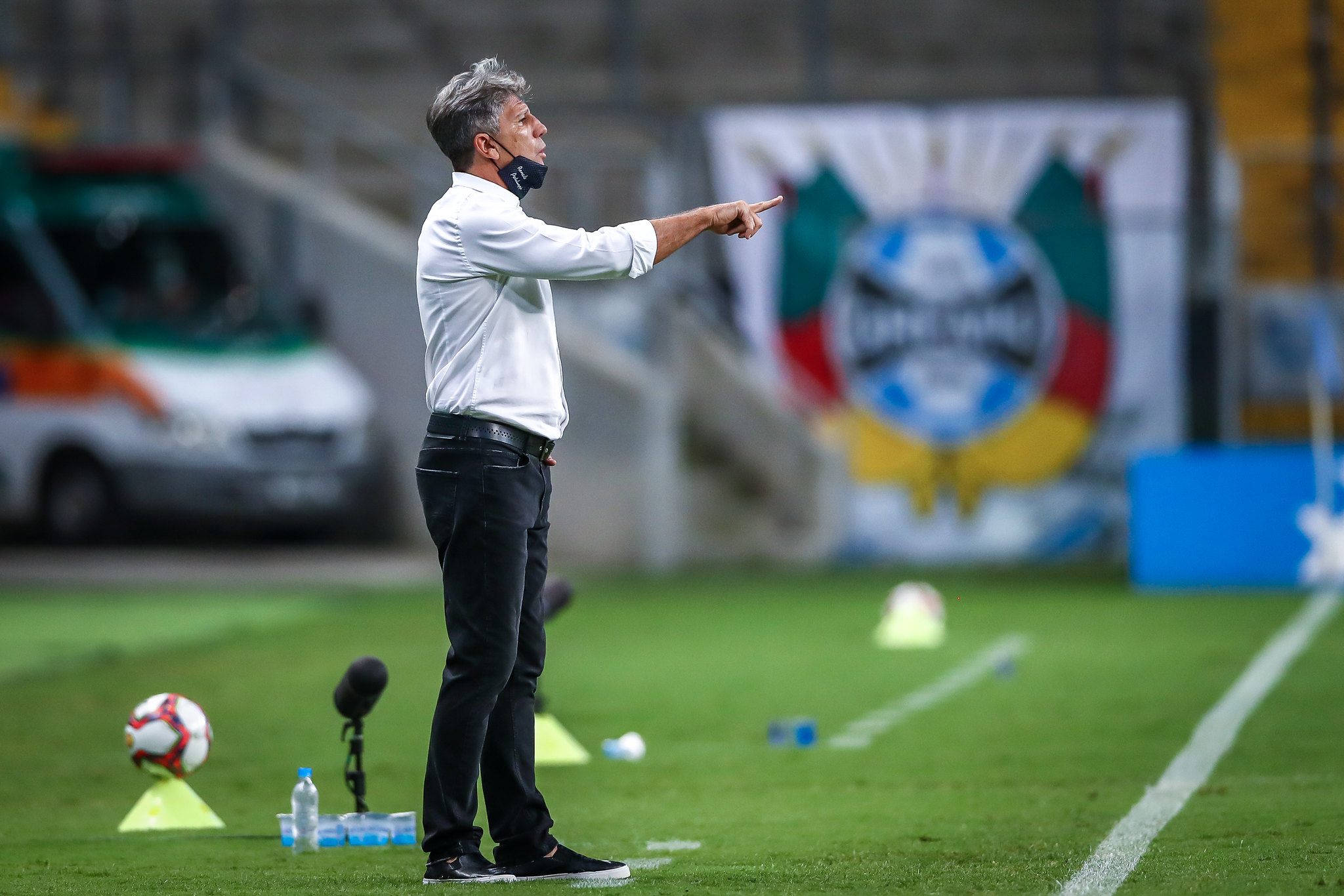 Renato dá puxão de orelha na base, desconversa sobre renovação e responde se Ferreira pode iniciar no domingo Renato