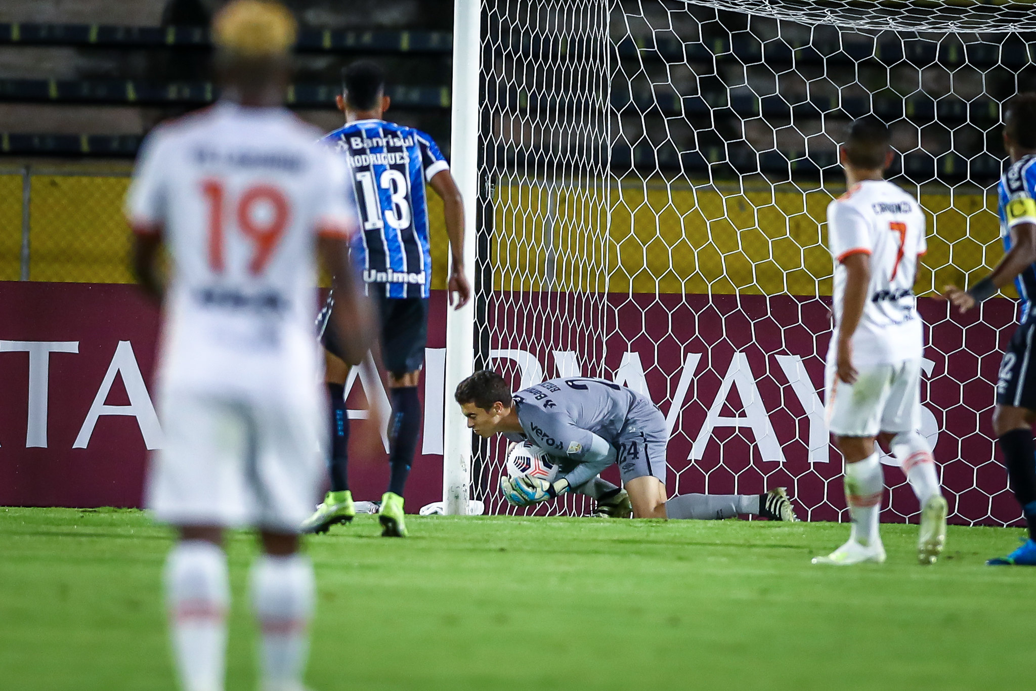Presidente do Grêmio relembra venda de Grohe e diz torcer pela titularidade de Brenno: "Rezo todas as noites" Brenno