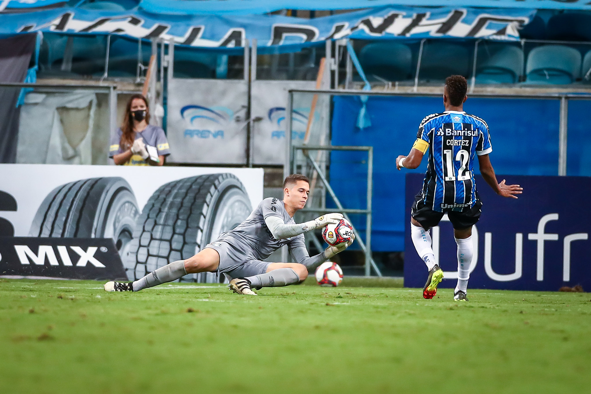 Brenno escolhe a defesa favorita, manda recado a Renato e ignora busca por novo goleiro: "Não é meu problema" Brenno