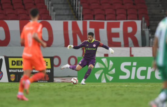 Daniel relembra "três anos e meio" sem jogar e se vê pronto aos 26: "Não sou velho para goleiro" Daniel