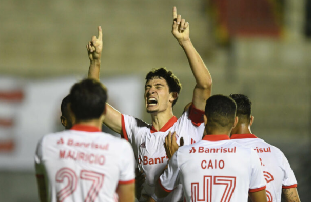 Dourado vibra com gol na "esquina" de casa, rasga elogios a Ramírez e diz que o Inter já está mudando Dourado