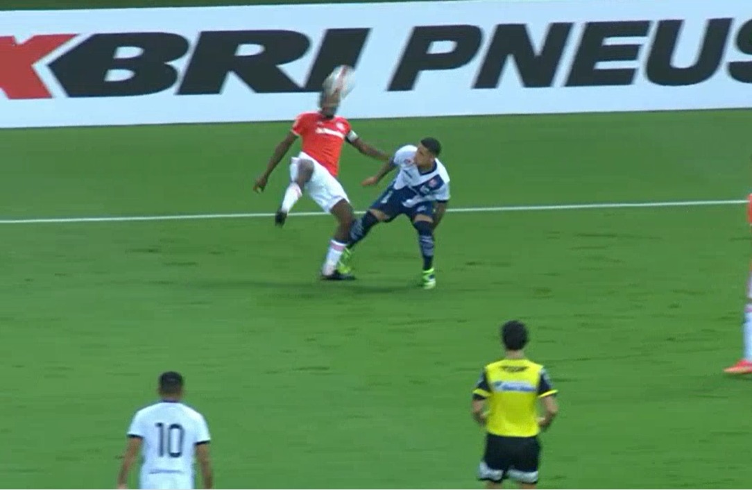 Sem a bola cair, Edenilson aplica lençol e deixa marcador do São José deitado no gramado; assista Edenilson