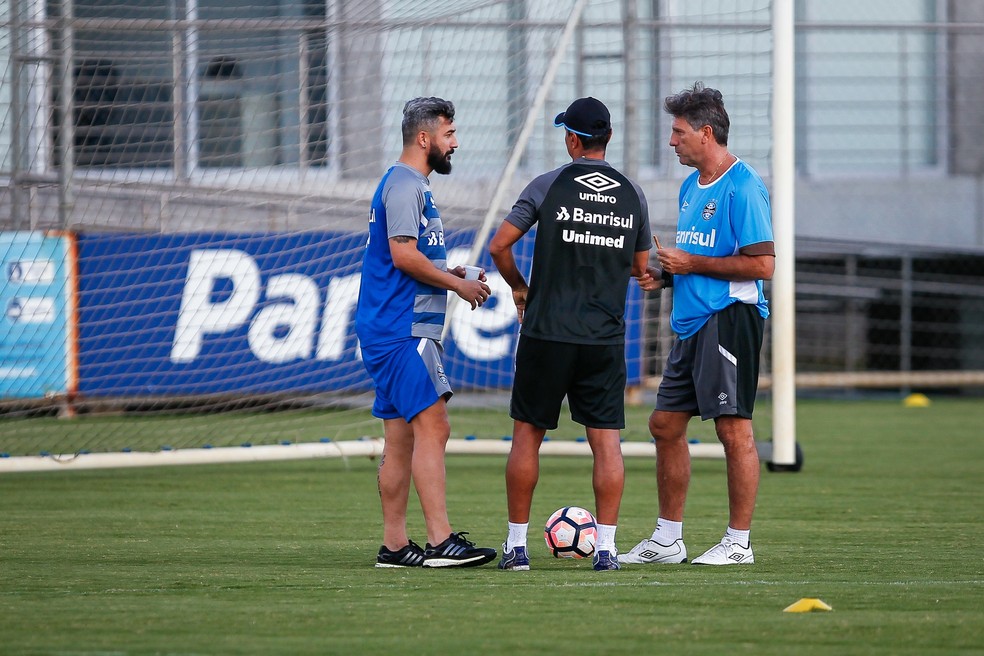 Quadro com jogadores do Inter e "tirem suas conclusões": Douglas revela "resenha" favorita de Renato no Grêmio Douglas