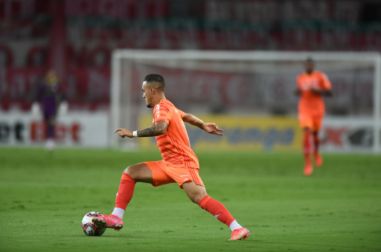 Peglow perde gol que viraria o placar, e torcedores do Inter fazem cobrança no seu Instagram: "Que tal jogar um pouco?" Peglow