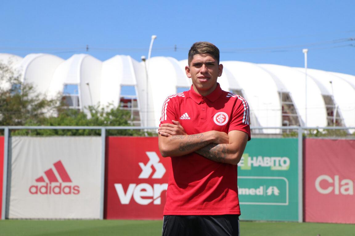 Tempo de contrato, detalhes da carreira e primeiras palavras: Carlos Palacios chega oficialmente ao Inter Palacios