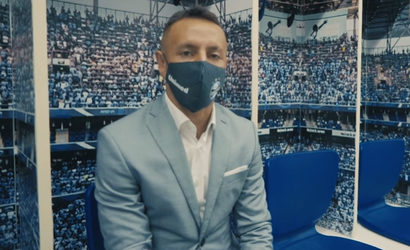 Rafinha viajou ao lado de idosa fanática pelo Grêmio, ganhou "aula" do clube no avião e ouviu dica valiosa: "Tira tudo de vermelho" Rafinha